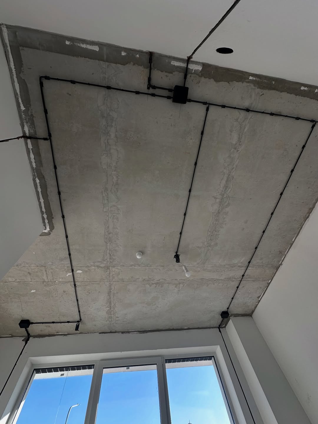 Установленные розетки и выключатели